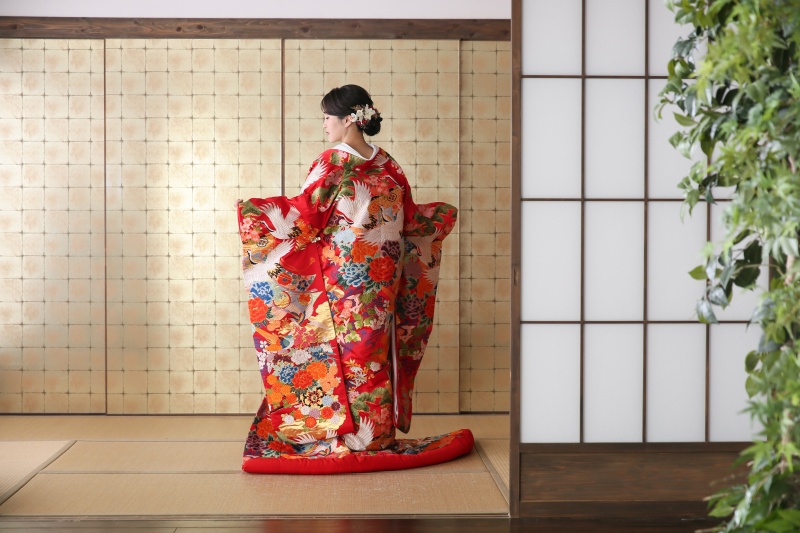 後ろ姿は打掛をしっかりと！