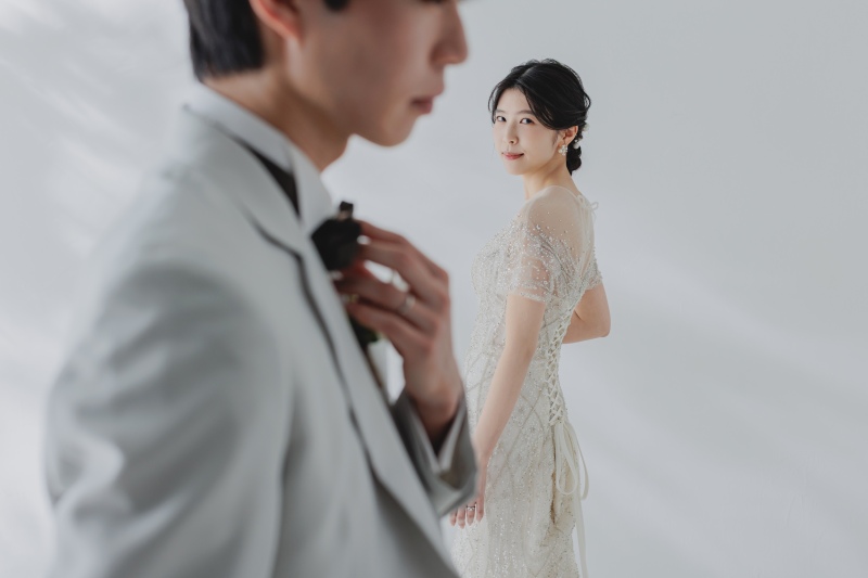 ふと、振り返る気配。