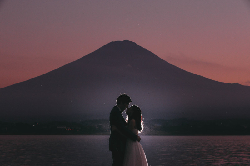 ピンクに染まる富士山を背景に★