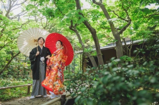 目白庭園の新緑に色打掛が映える！