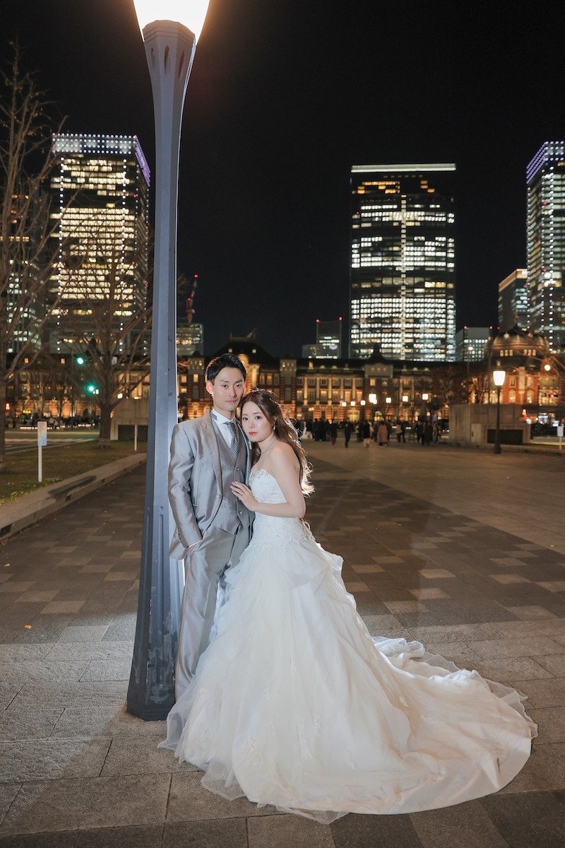 街灯の元で寄り添って…