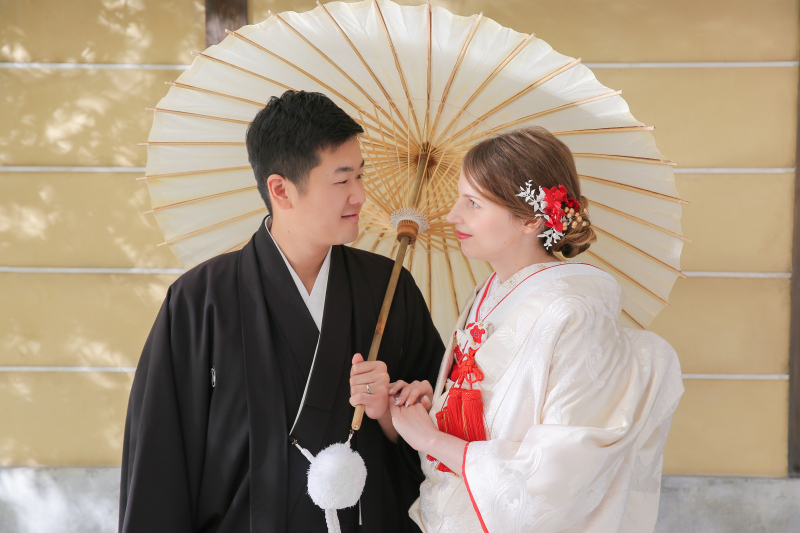 相合い傘で見つめ合い