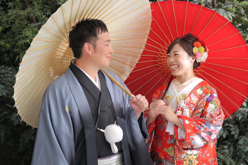 ふたりで傘をさして