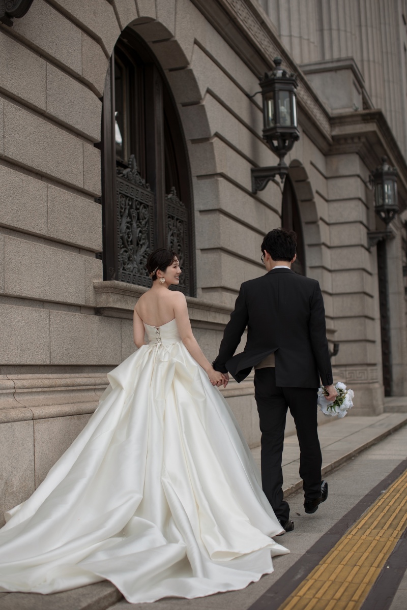 重厚な石壁に刻む、ふたりの歩み