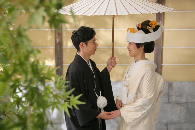 手を取り合って。