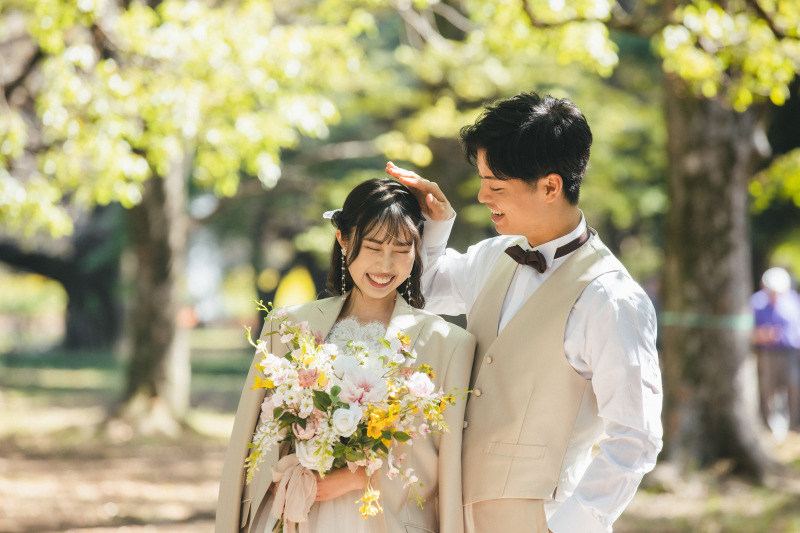 新郎様のタキシード羽織ってもらって。