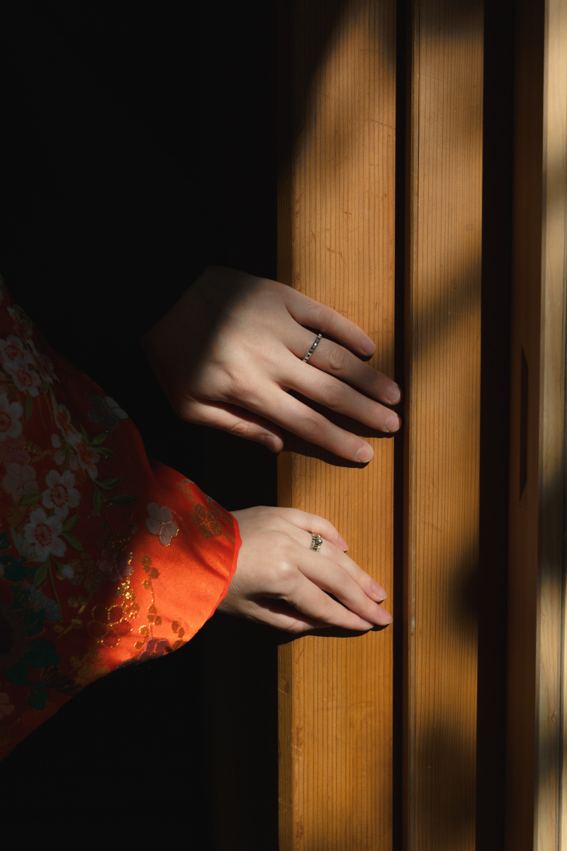 光のさす窓辺にて