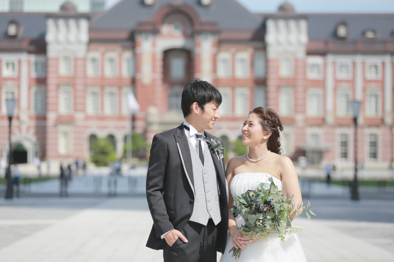 東京駅をバックに
