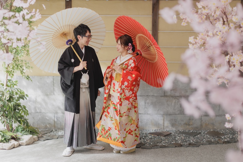 桜の前ボケと番傘が彩る華やかな二人