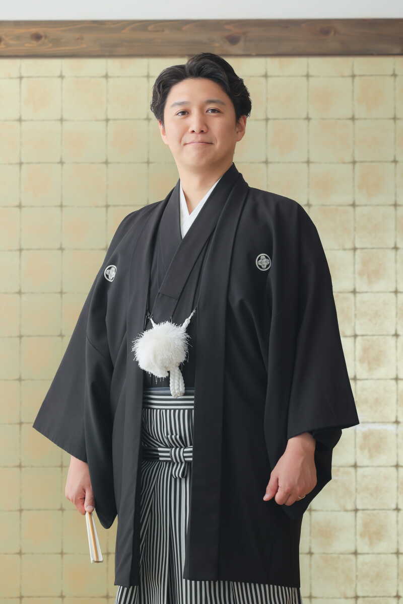 黒紋付袴をキリッと着こなす新郎様の凛々しい姿