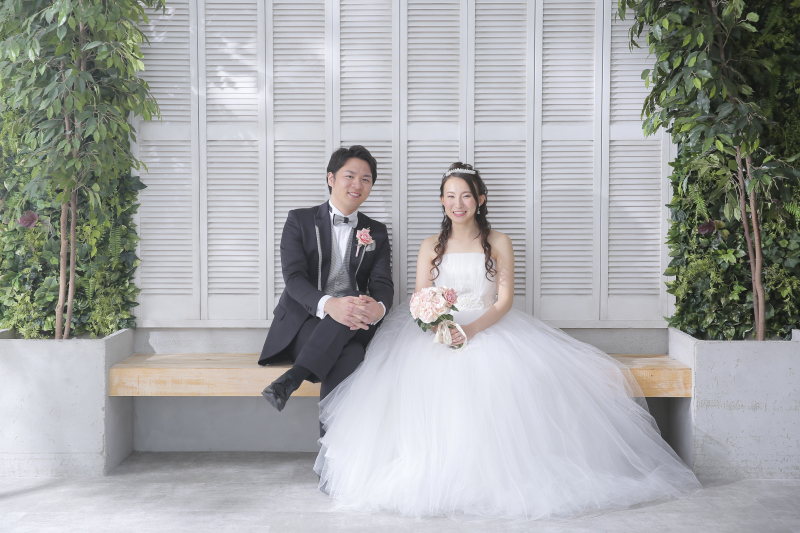 木漏れ日の入る壁