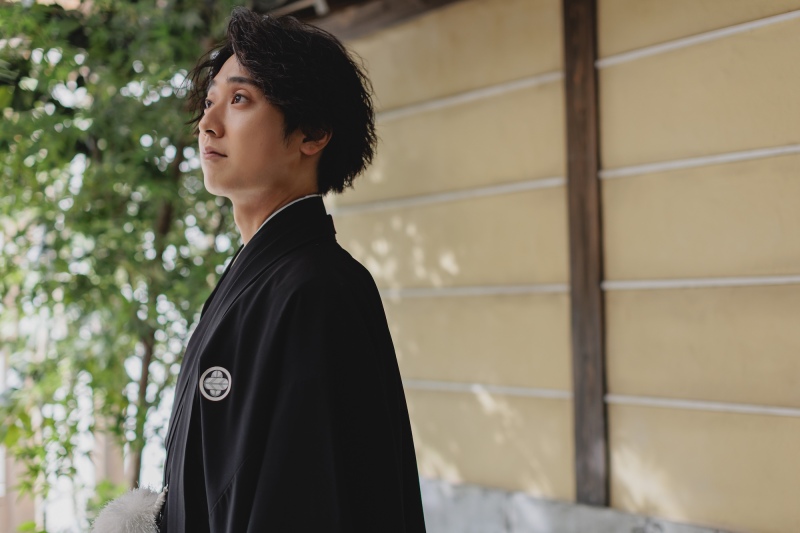 紋付袴が映える新郎様のピンショット