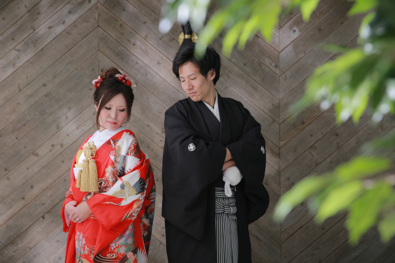 ウッド壁の前で。