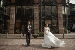 風を纏い、歴史と歩む ―― クラシックな街並みに描く、躍動のフォトストーリー