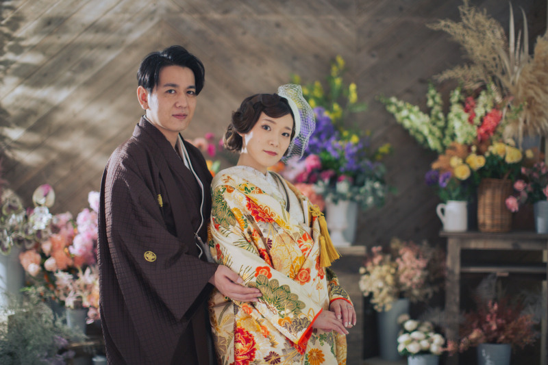 花々を背景に。