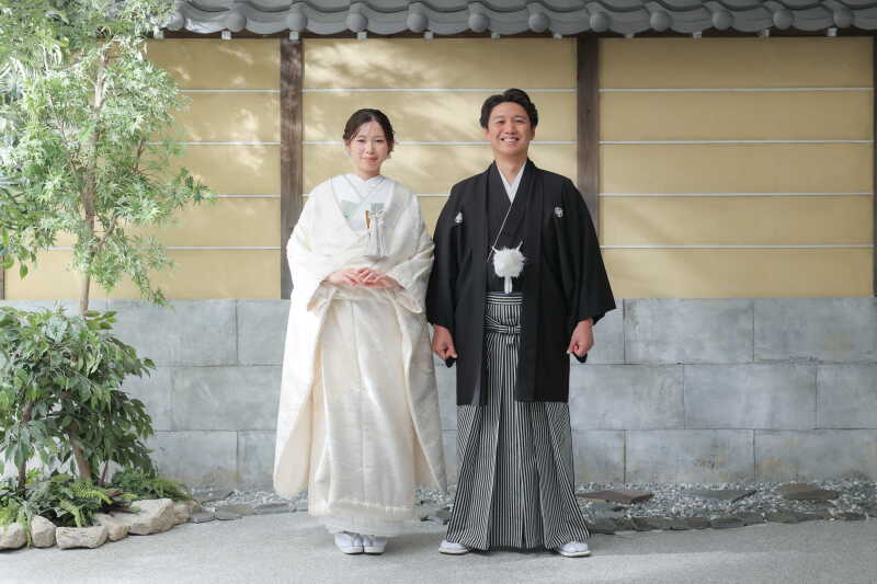 屋内庭園で迎える、白無垢と紋付袴の凛とした立ち姿