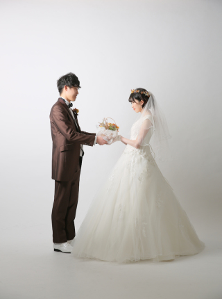 シンプル&ブーケでお2人の映える洋装スタジオ♫