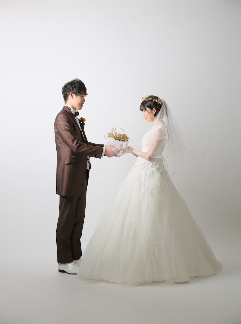 シンプル&ブーケでお2人の映える洋装スタジオ♫