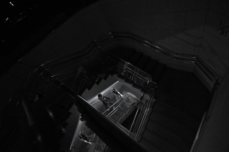 『階段＋暗闇の中に灯す光』