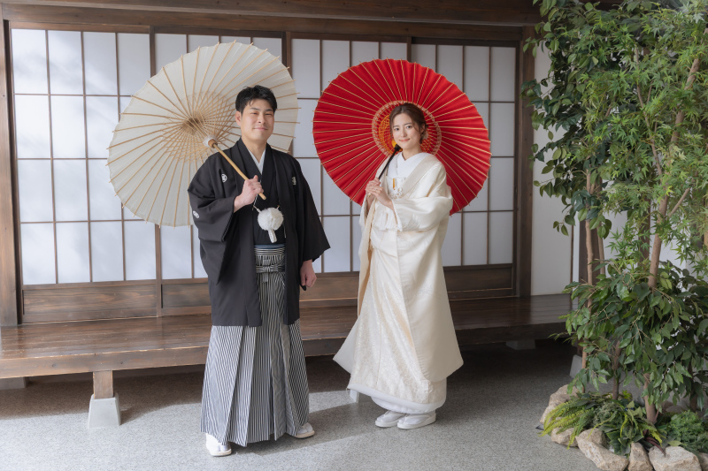 二人で和傘をさして