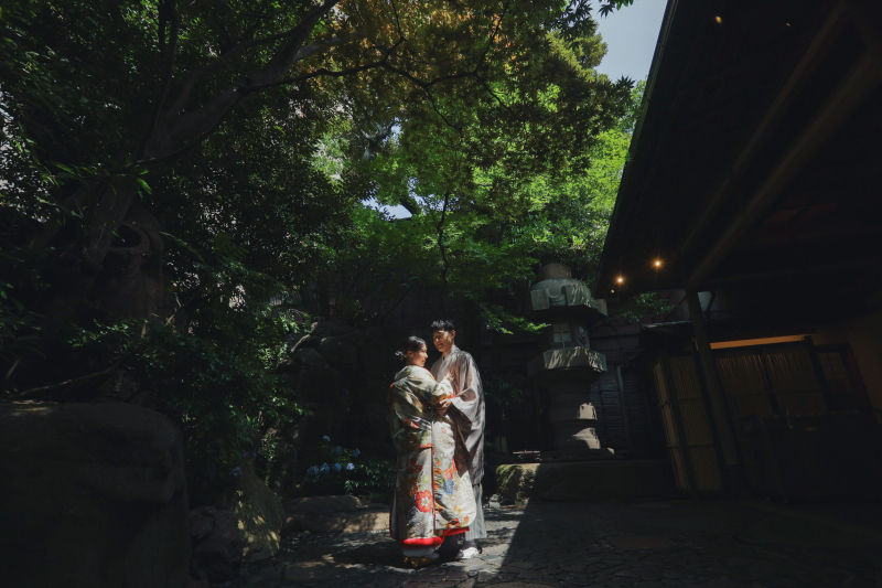 日が差し込む中で