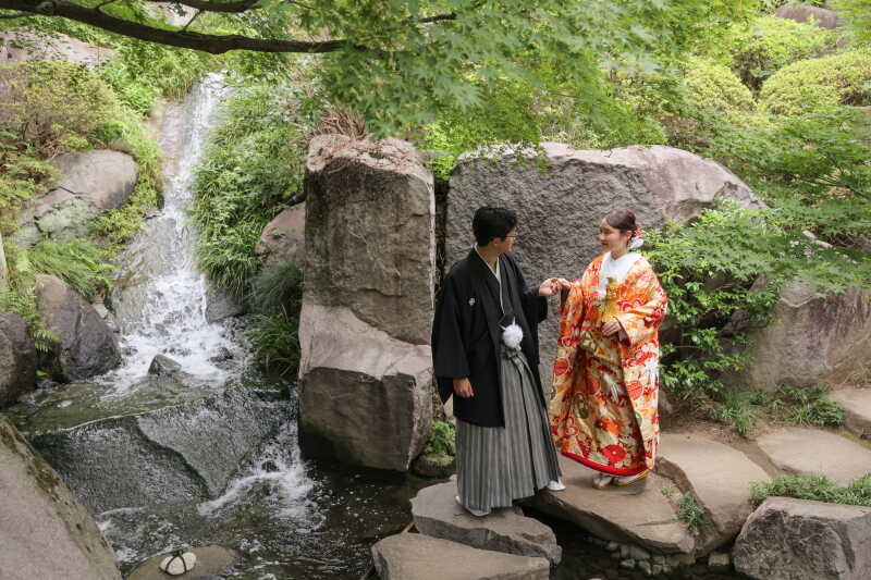 手をそっと差し伸べて