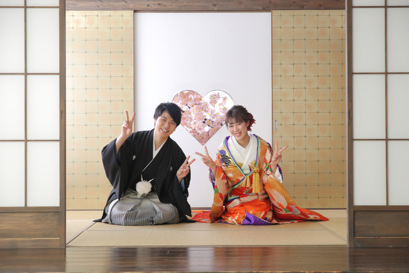 正座でピース！