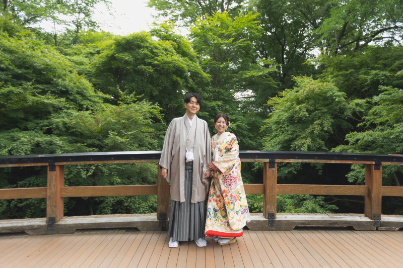 橋の上で