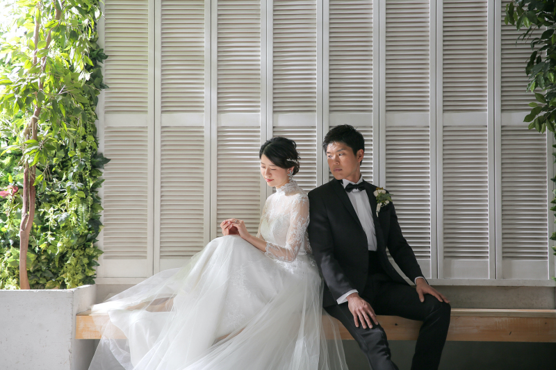 日の差し込むベンチ