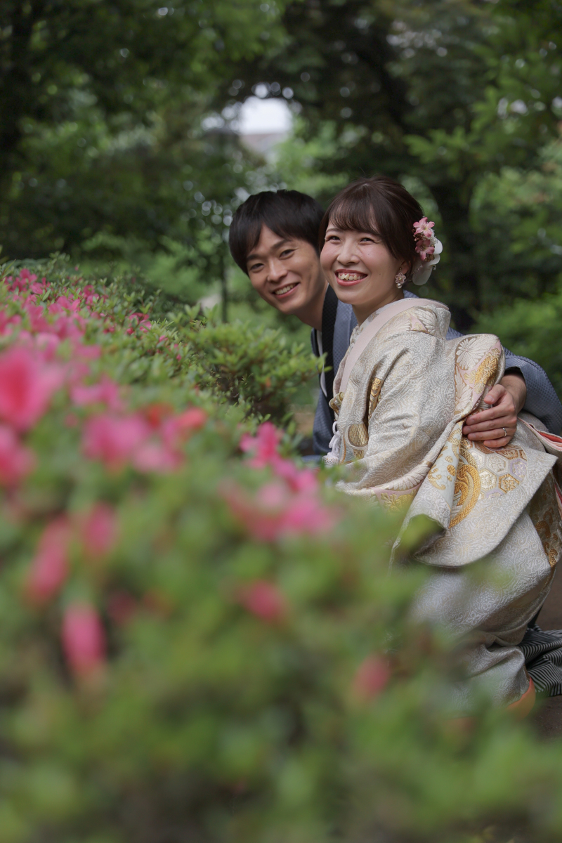 お花の前で楽しそうに