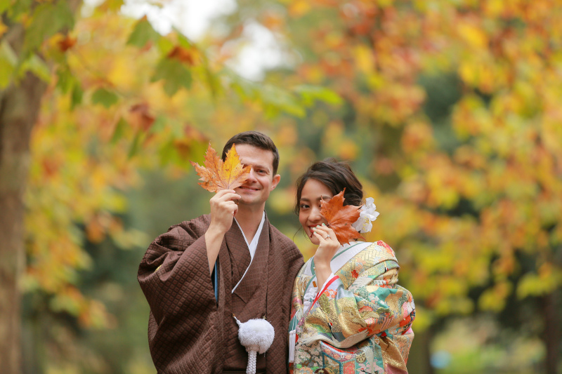 葉っぱで遊びながら。