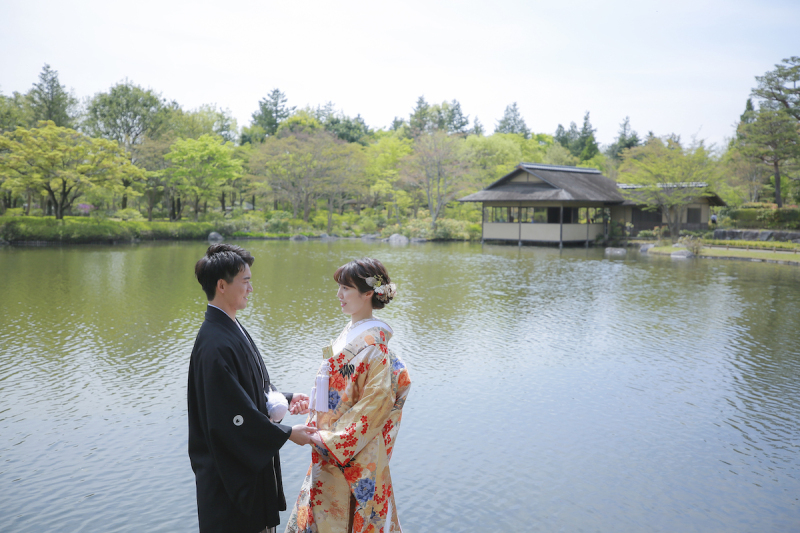 大きな池を背景に