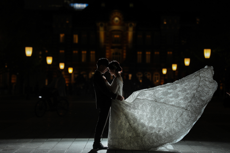 東京駅の前で。