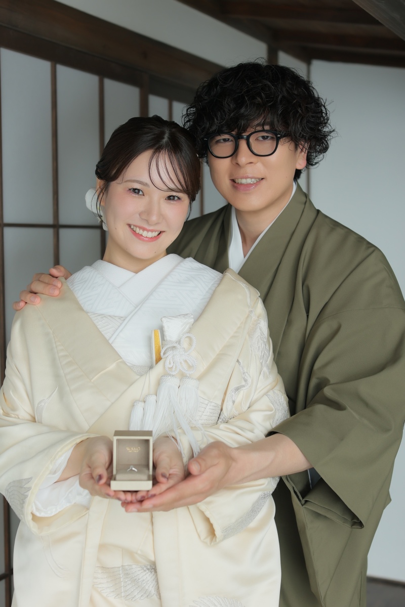 肩をそっと抱き寄せる二人