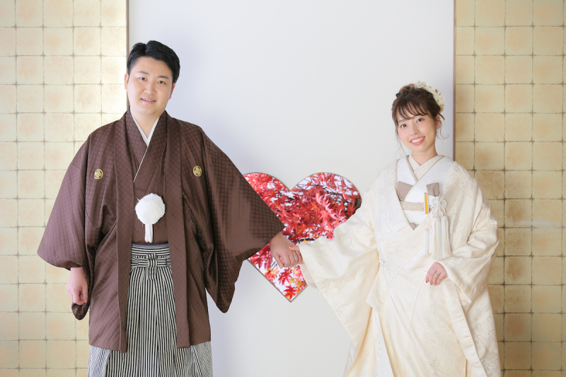 猪目窓を背景に