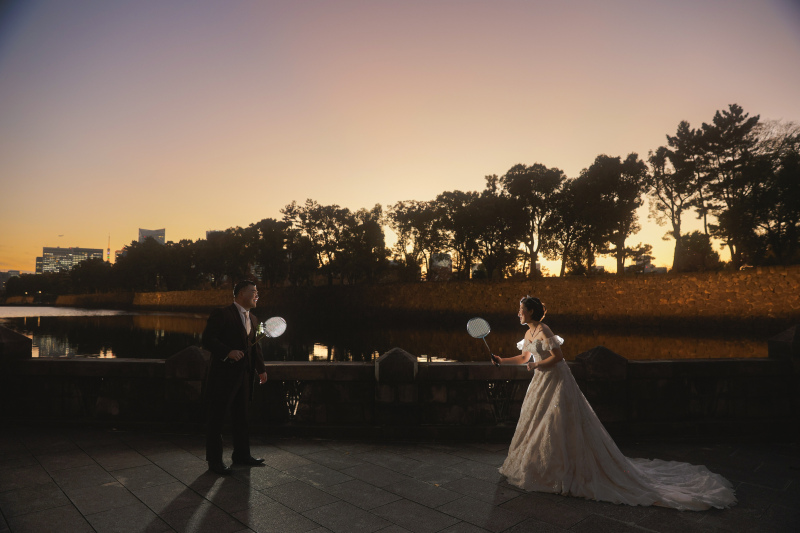 洋装では広々バトミントンの試合風