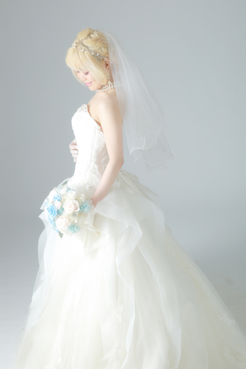 淡いブルーのブーケを添えて。