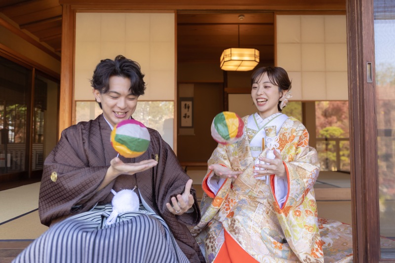 縁側でポンポン、笑顔はじける紙風船遊び