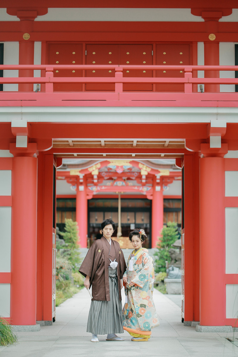 鮮やかな赤い正門の前で♪