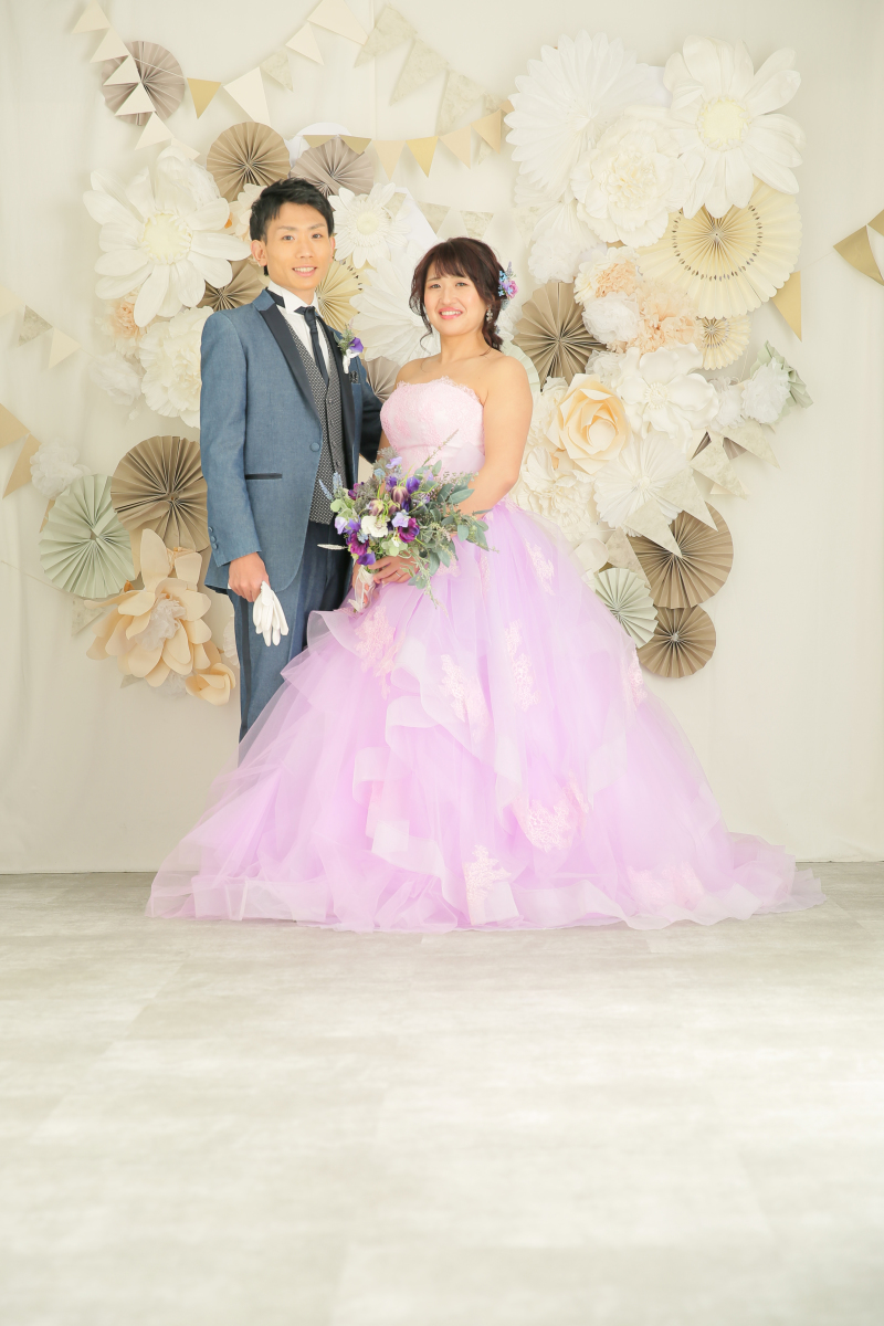 カラードレスで正式な立ち姿。