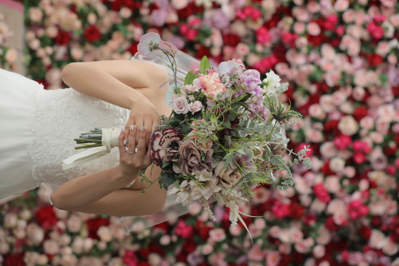 バラの前でご新婦様ソロ