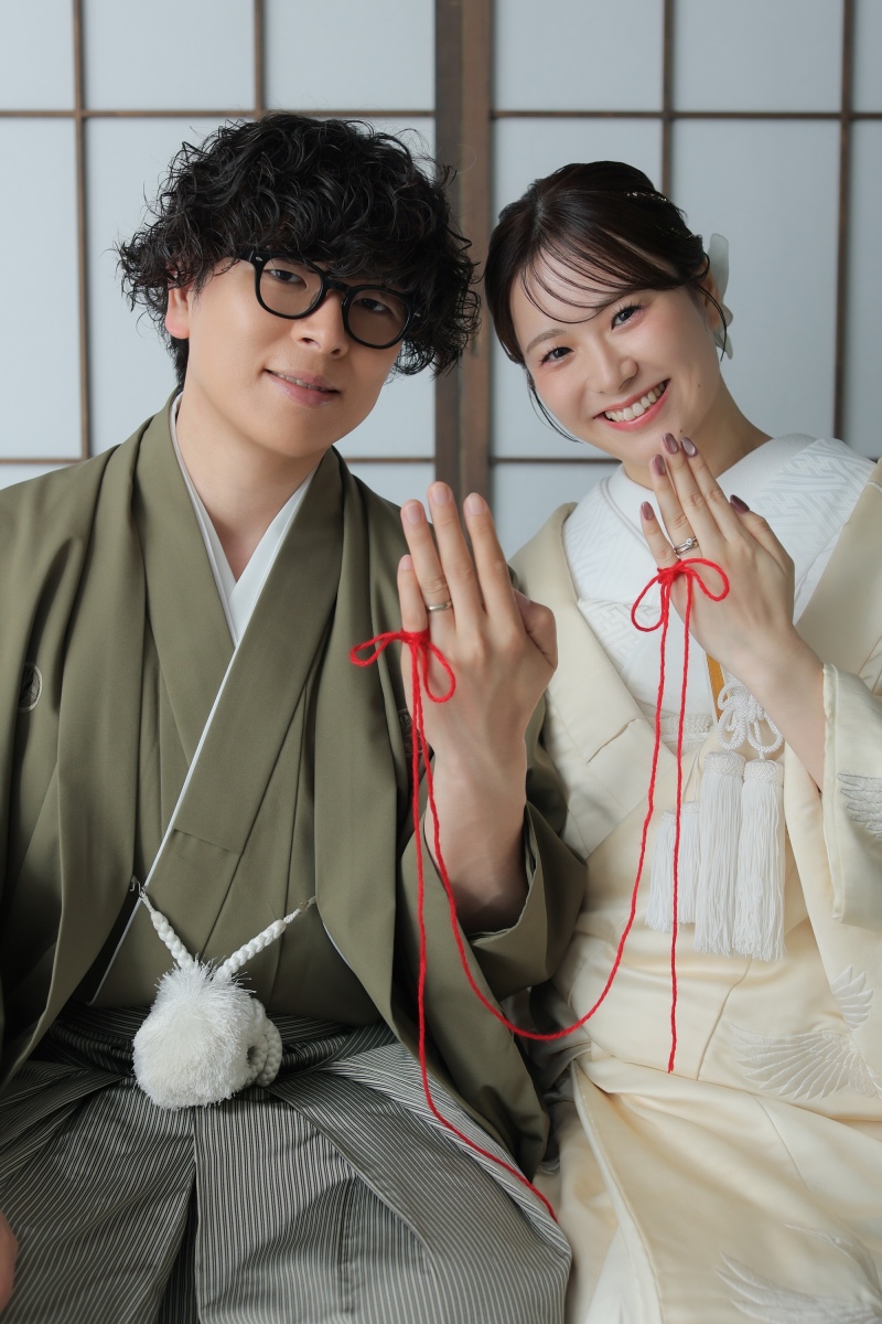 薬指を結ぶ赤い糸と満面の笑み