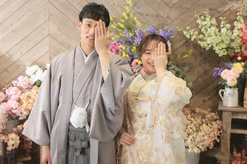 色鮮やかなお花の前で