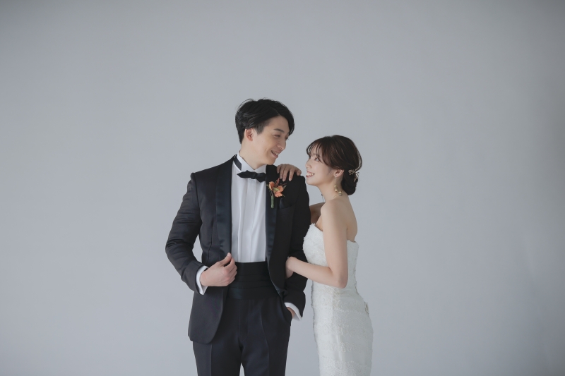 シンプル背景のスタジオでキレイに衣装を見せる