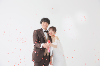 STUDIO AQUA 新宿店（スタジオAQUA）_【シンプルな背景が「おふたりらしさ」を輝かせる】スタジオPLUS