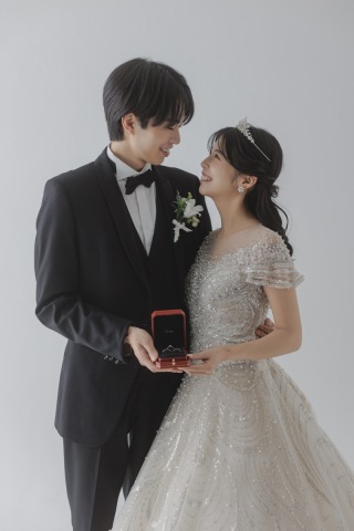 STUDIO AQUA 新宿店（スタジオAQUA）_【シンプルな背景が「おふたりらしさ」を輝かせる】スタジオPLUS