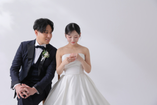 STUDIO AQUA 新宿店（スタジオAQUA）_【シンプルな背景が「おふたりらしさ」を輝かせる】スタジオPLUS