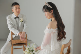 STUDIO AQUA 新宿店（スタジオAQUA）_【シンプルな背景が「おふたりらしさ」を輝かせる】スタジオPLUS