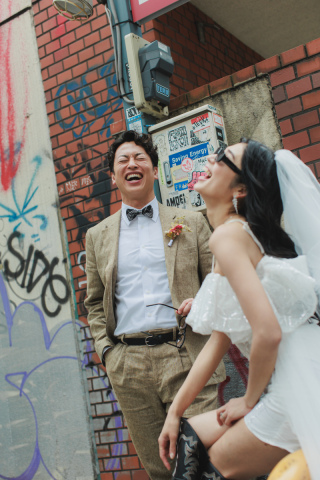 路地裏の落書きもふたりの笑い声も全部が背景になって、一瞬で空気が弾けたカット。作った笑顔じゃない&ldquo;素のふたり&rdquo;が出た瞬間です。