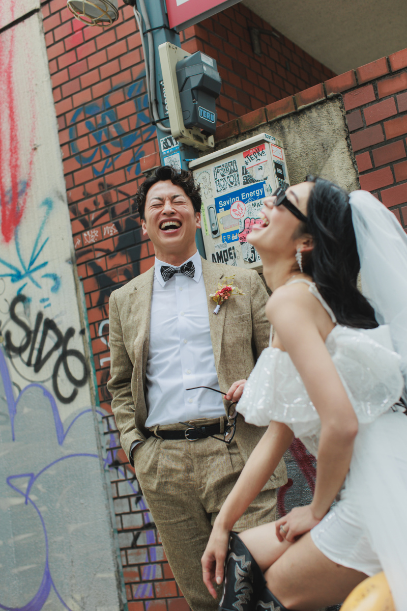 路地裏の落書きもふたりの笑い声も全部が背景になって、一瞬で空気が弾けたカット。作った笑顔じゃない&ldquo;素のふたり&rdquo;が出た瞬間です。